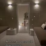 아파트 Moustakas