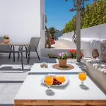 Moustakas 아파트